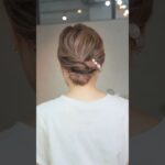 【１分アレンジ】お団子にしてくるりんぱのまとめ髪#簡単アレンジ #セルフアレンジ #hairstyle #hair #ミディアムヘア #髪型 #まとめ髪 #大人カジュアル #大人かわいい