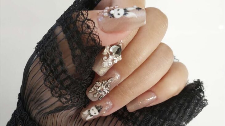 セルフネイル　うさぎさんステッカーでネイル#ジェルネイル#ネイルアート #nails #nailart #gothic #halloween