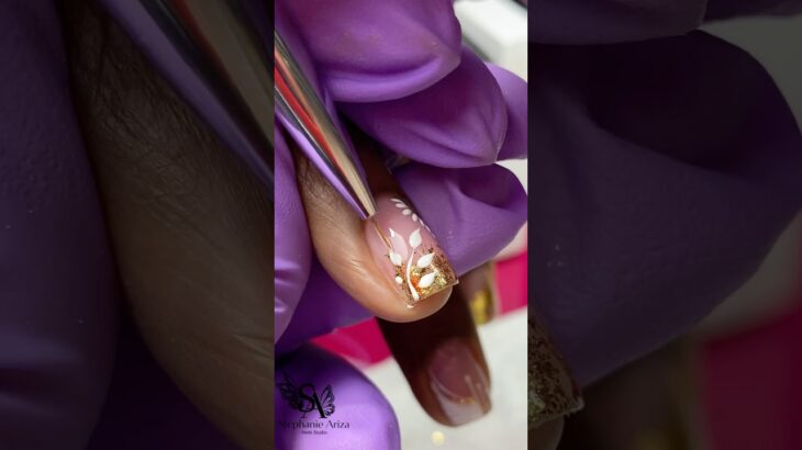 Diseño flor con painting gel y flakes 💖🤩 #nailart #nails #naildesign #nailartdesigns