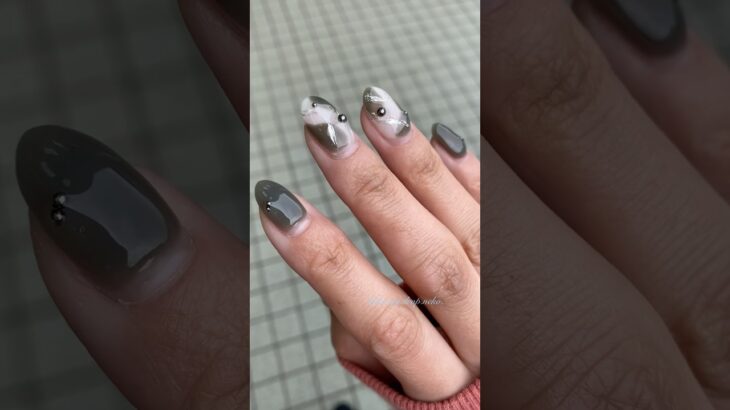 〈NAIL TOWN・セリア・CanDo〉カーキの個性派ネイル。