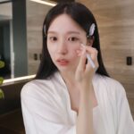 TWICE ミナ、オフの日のナチュラルメイク＆スキンケアルーティンを公開！ | Beauty Secret | VOGUE JAPAN & SK-II