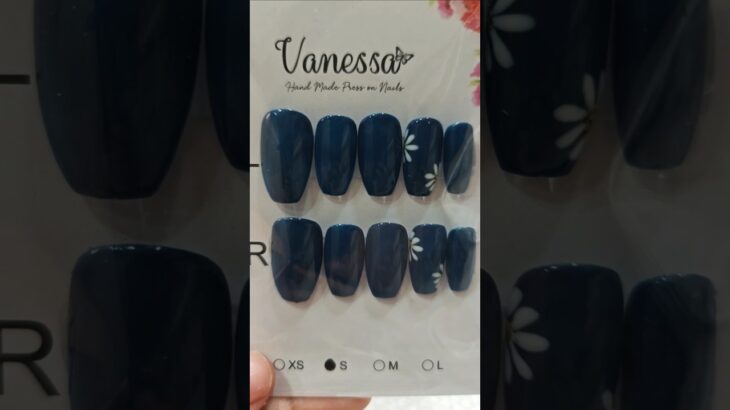 blue flower presson nails #diy #nails #nailart #naildesign #trending #pressonnails #shorts #short