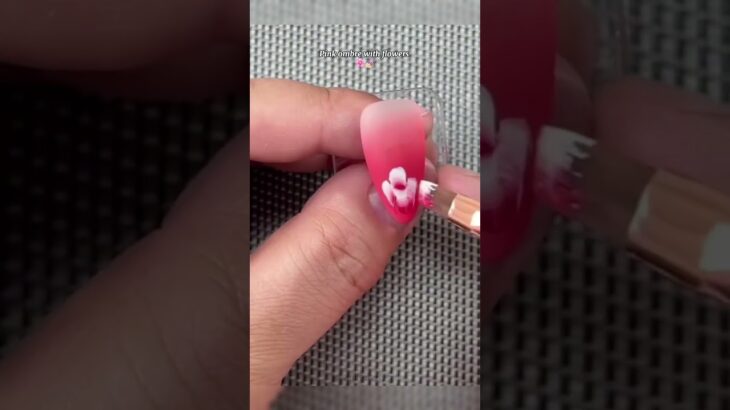 Nail Art !! Pink ombre with flowers 🌸💅🏻 #nails #nailart #naildesign #beautyhacks #fyp