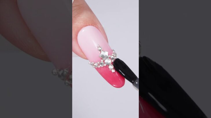 Nailhack! How to delicately apply rhinestones with the right tools 💎✨