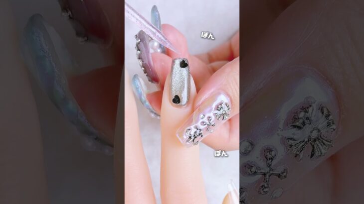 透け黒×ハートホロで魅せる！甘辛マグネットネイル🖤