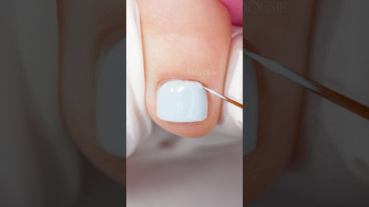 Don’t glam up just your big toes – your middle toes need love too! 💅🦶