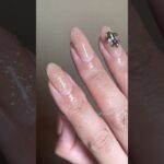 〈ArkNail・Fiouto〉シャンパンゴールドのフラッシュで上品ネイル。