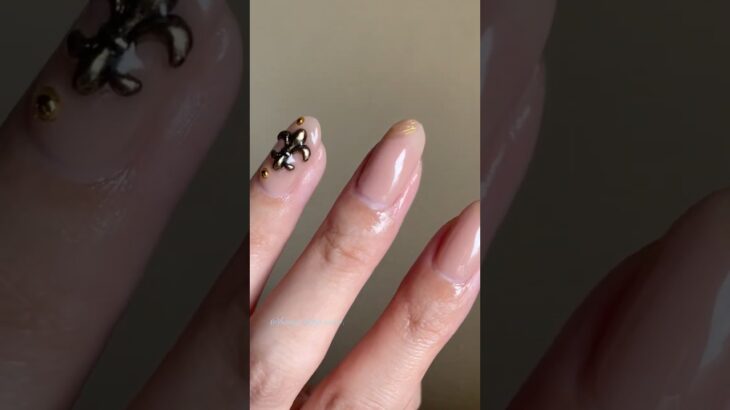 〈ArkNail・CanDo〉変形フレンチのカジュアルネイル。