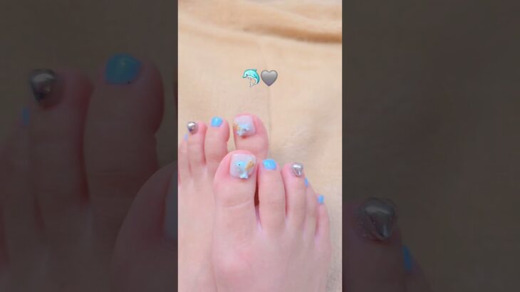 イルカと日焼けキティ🐬🩶 #ジェルネイル #nail #イルカ #dolphin #キティ #日焼けキティ #heart #youtubeshorts #ペキチワ #HELLOKITTY