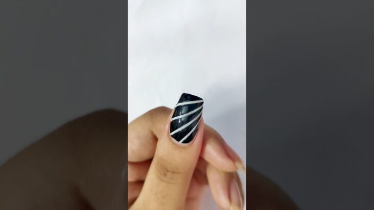 Easy Striping Nail Art 🤍🖤💅🏻#nails #nailsrt #shorts #viral #trending #youtubeshorts