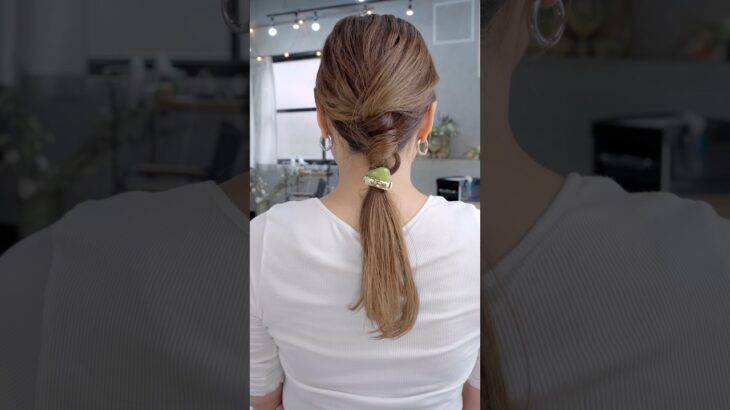 コテ巻きなしの簡単ポニー！#簡単アレンジ #セルフアレンジ #hairstyle #hair #ミディアムヘア #髪型 #まとめ髪 #大人カジュアル #大人かわいい