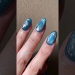 〈ネイル工房〉深みブルーグリーンのマグネットネイル。