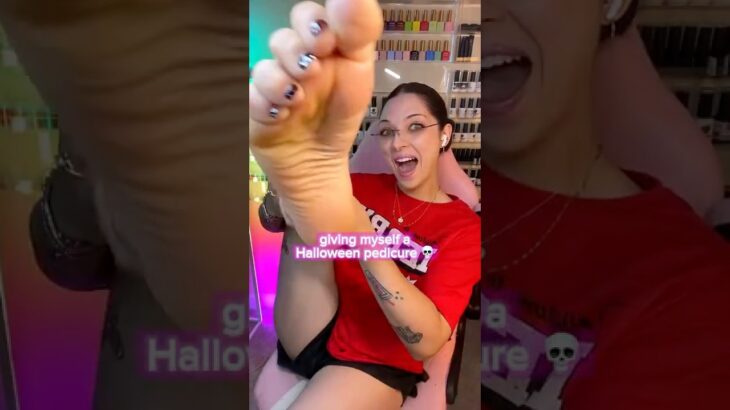 day 3: I painted Chucky on my toe 💀 #naildesign #gelnails #pedicure