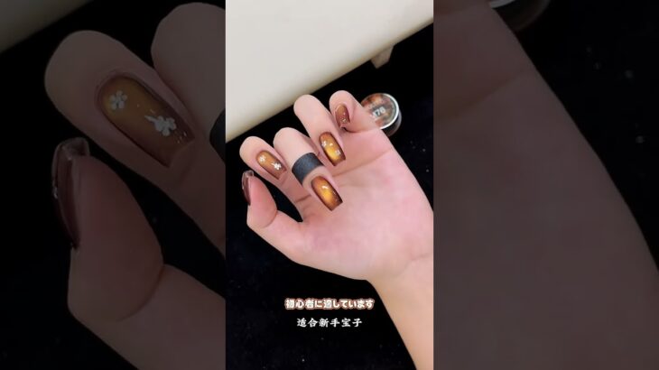 ブラウンキャットアイに小花をひとつ🌼