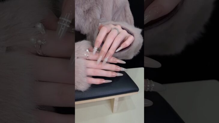 Beautiful Nail Design #nailcolour #nails #nailgelart #nailartist