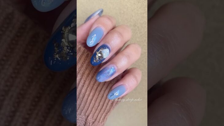 〈CanDo・seria・Naility!・mica・Nail Town〉くすみブルーの天然石ネイル。(2025年)