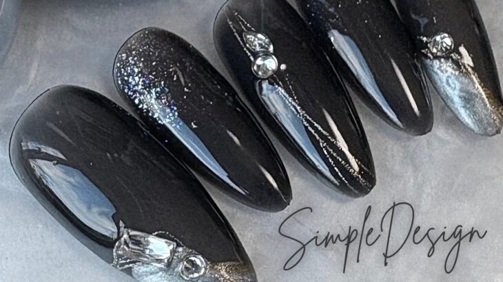 黒ってこんなに可愛いの？派手じゃないのに目を引く、上品ブラックネイルデザイン