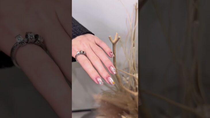 指先が「宝石箱」みたい…💎✨ ミルクティー色 × カラフル石が優勝