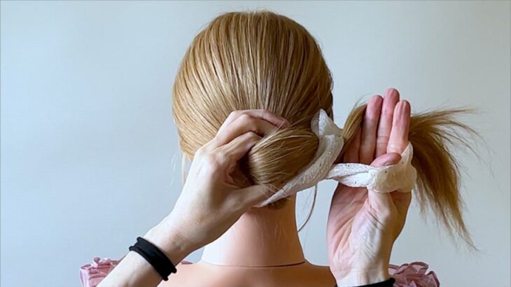 【コレできる？】シュシュ簡単まとめ髪のやり方