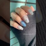 〈Nail Town・emigoro〉ブルーのきらきらニュアンスネイル。(2025年)