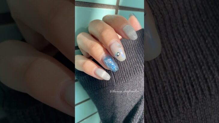 〈Nail Town・emigoro〉ブルーのきらきらニュアンスネイル。(2025年)