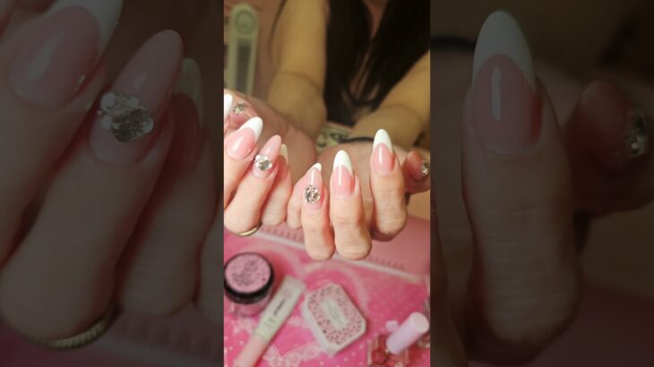 White painting gel from enailcouture.com is vegan hypoallergenic and hema,tpo free #nails #nailart