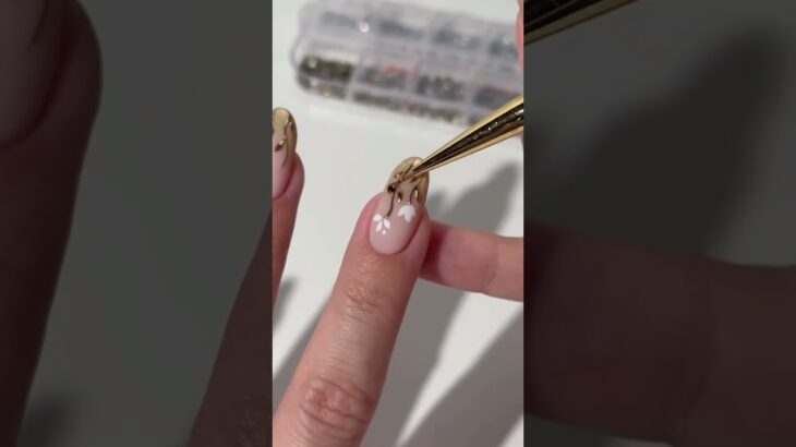 Gilded Age Spring Nails ⚜️✨🌻 DC2443| DV 9DCE 34| See description for more #dndgelpolish #flowernails