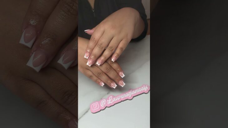 French Tip nail design 💅🏽🌺