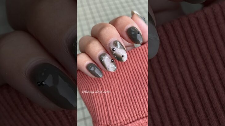 〈NAIL TOWN・セリア・CanDo〉カーキの個性派ネイル。(2025年)