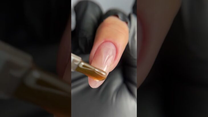 A clear rubber base gel with medium viscosity, self-levelling properties, and flexible structure✨💅