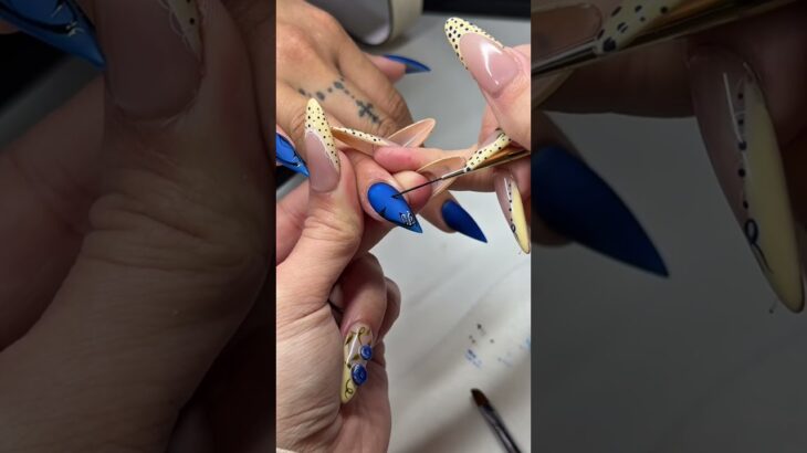 Blue or yellow? Which is your fav?👇🏻👇🏻👇🏻 #nailgelart #nailart #naildecoration #shiningnails