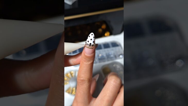 this nail set makes tans look GOLDEN #goldnails #tan